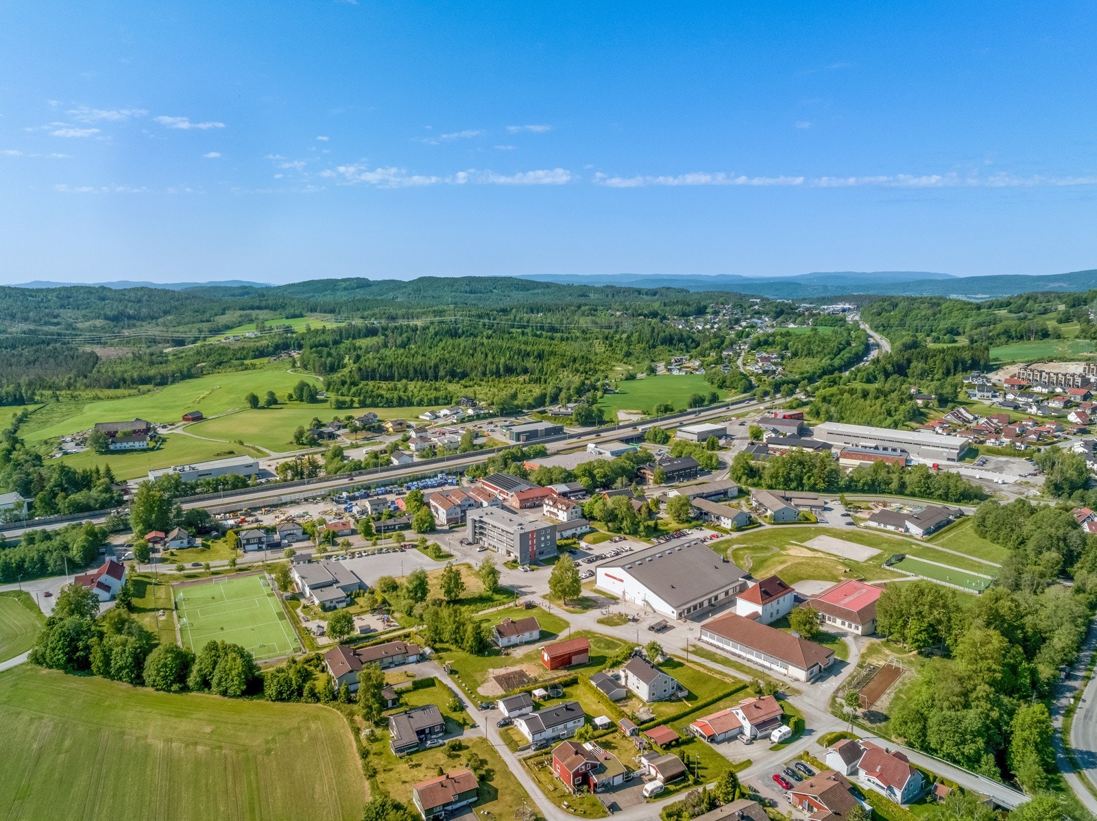 Fra leiligheten er det kort vei til buss, ekspressbuss, dagligvarebutikk og Liertoppen senter. Galleribilde