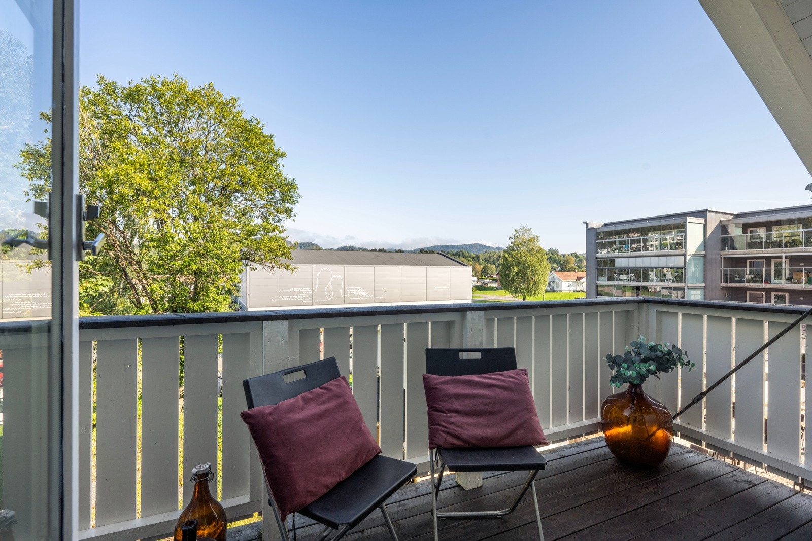 Leiligheten ligger i øverste etasje med balkong på ca. 5 kvm og kveldssol. Galleribilde