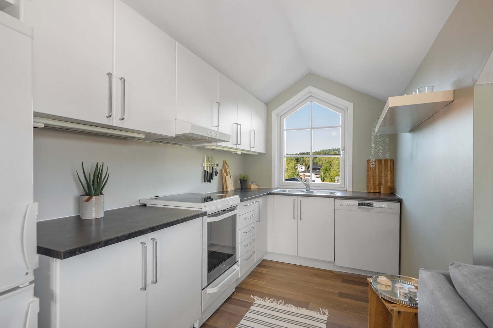 Kjøkkenet har en praktisk utforming langs to vegger og det er flott utsyn fra kjøkkenvinduet. Galleribilde