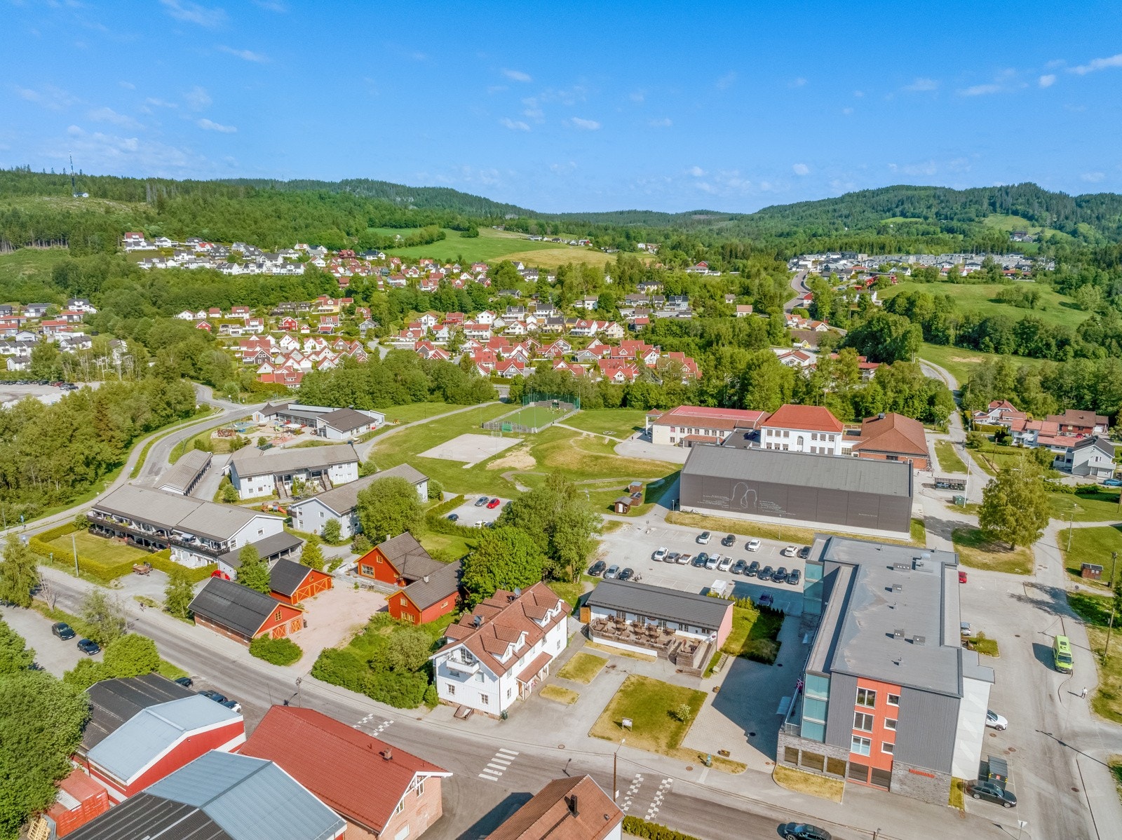 Lierskogen byr på et utvalg butikker, gode fritidstilbud og aktiviteter, samt svært god forbindelse til marka. Galleribilde