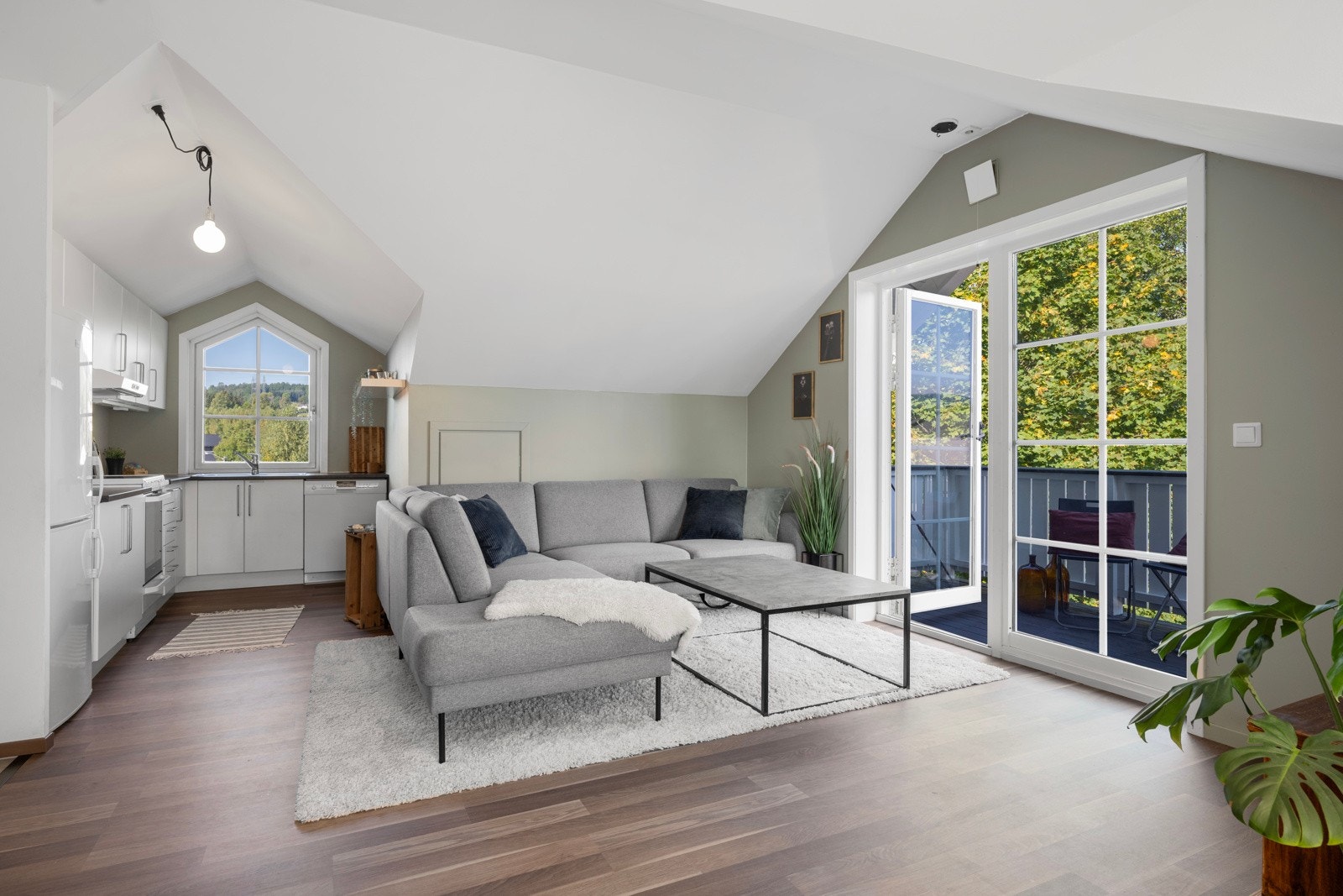 Kjøkkenet ligger i delvis åpen løsning mot stuen og spisestuen. Galleribilde