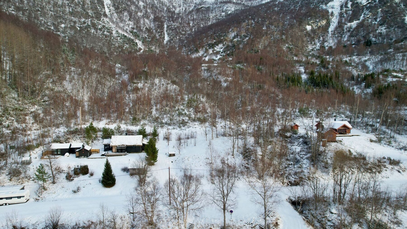 Eiendommen ligger ca. 70 km fra Bodø, i stille og rolige omgivelser utenfor Misvær. Galleribilde