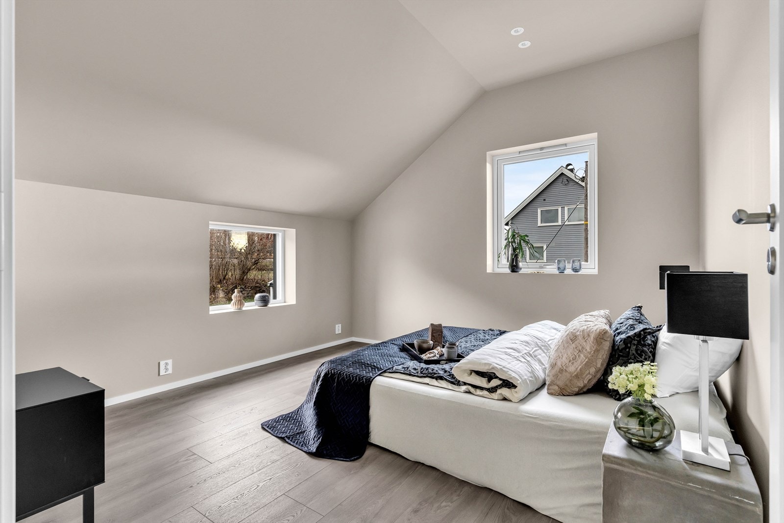 Alle soverommene er at god størrelse, her har man god plass til seng, nattbord og garderobe. Rommene har også flere vinduer som sikrer godt med naturlig lys. Galleribilde