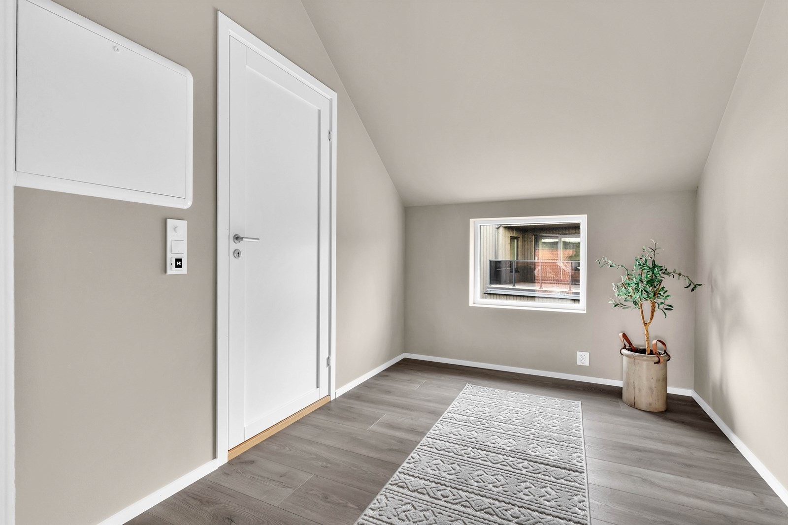 Gjennomgang til badet fra hovedsoverommet - perfekt som garderoberom! Galleribilde