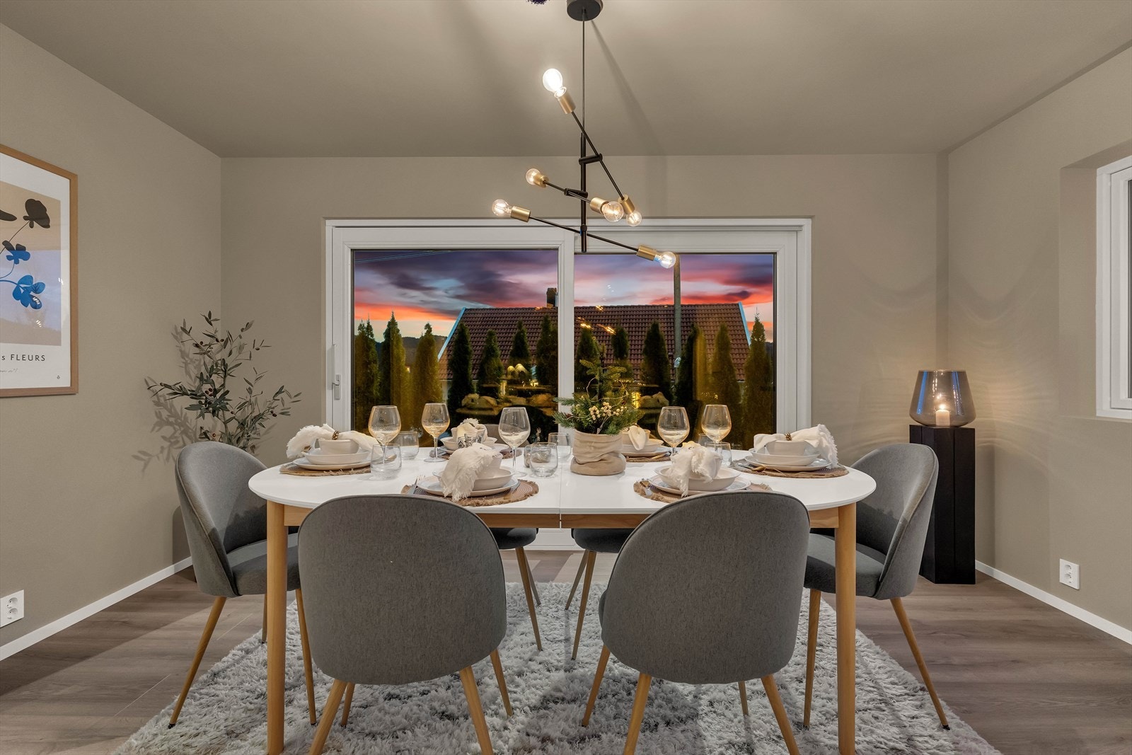 Flott spisestue som har god plass til hele familien. Galleribilde