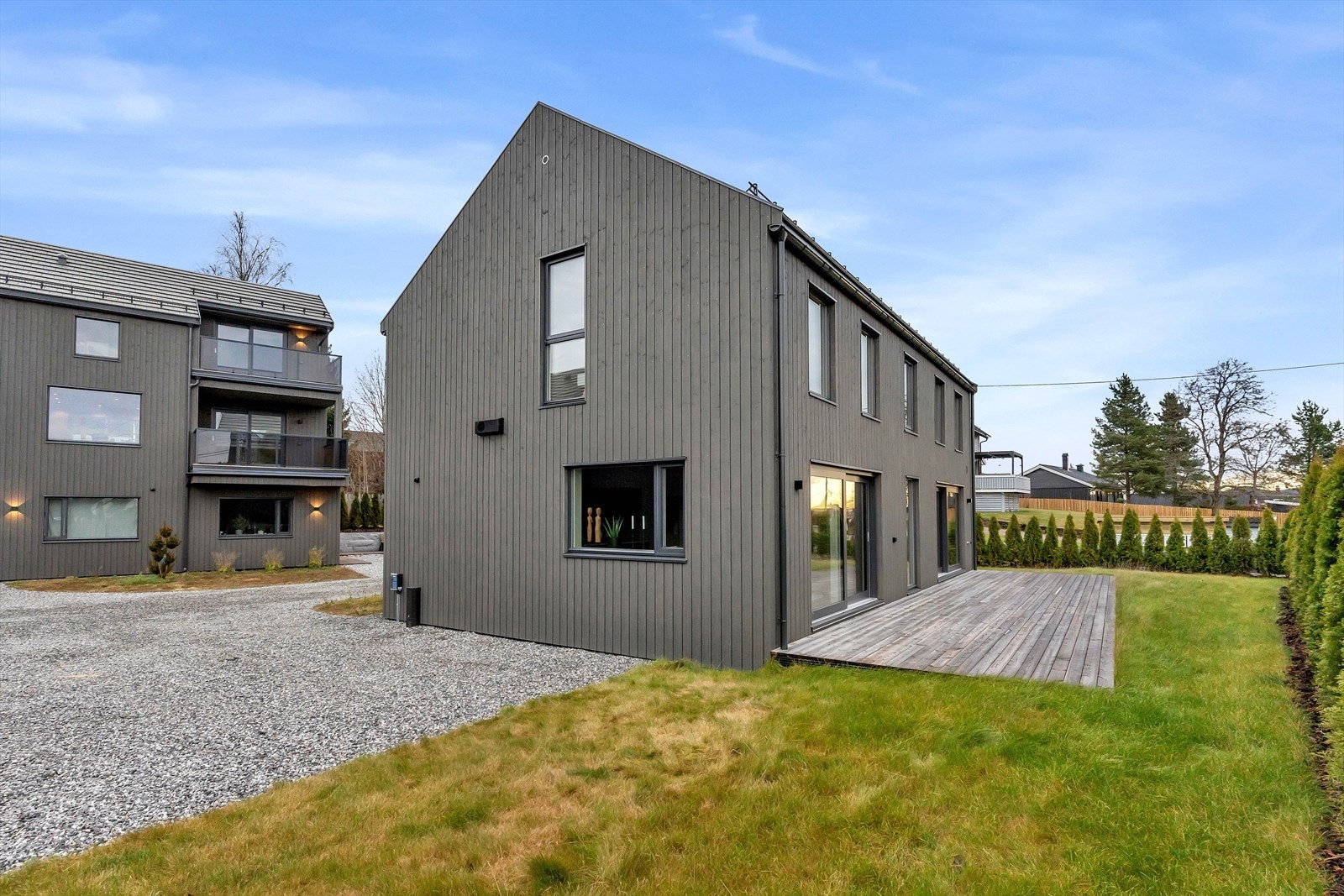 Romslige hageområder, hvor solrike dager kan nytes fra både balkong, terrasse og fin gressplen. Galleribilde