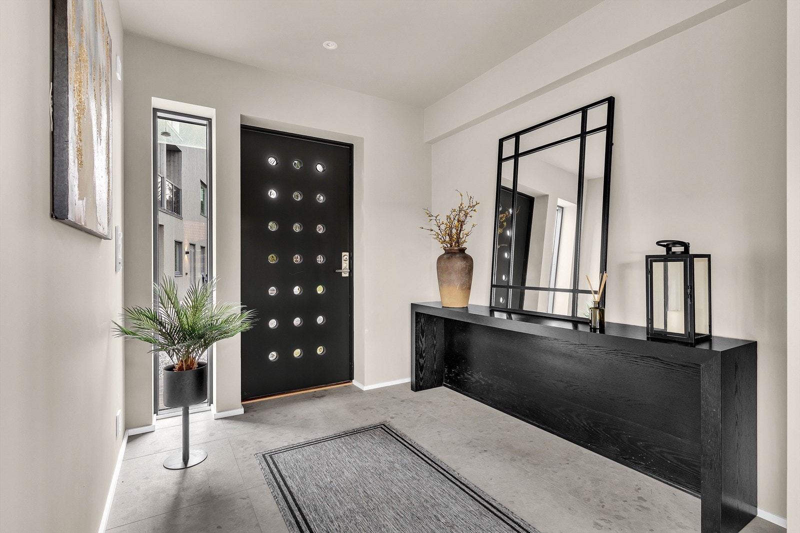 Velkommen inn! Romslig entré med gulvvarme og god plass til å henge fra seg yttertøyet. Galleribilde