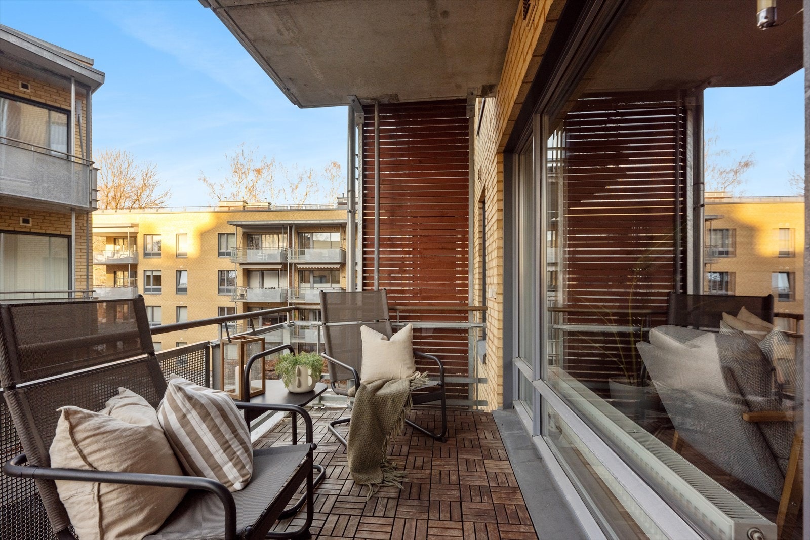 Romslig vestvendt balkong på ca. 7 kvm. God plass til ønskelig møblement. Galleribilde