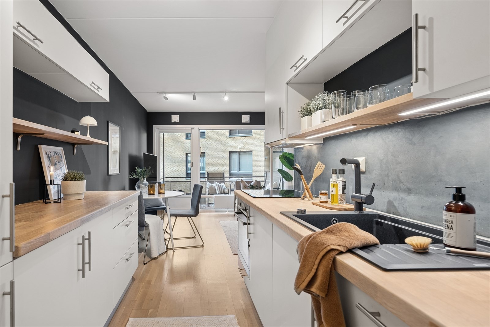 God kjøkkenløsning med mye skap- og benkeplass. Galleribilde