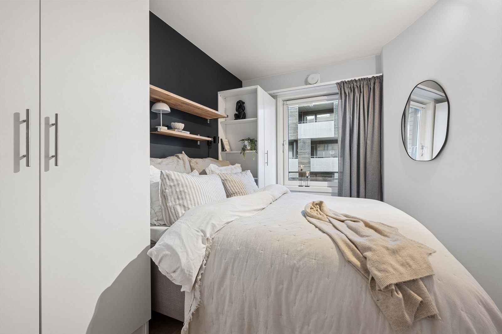 Romslig soverom med plass til stor dobbeltseng og garderobeskap. Galleribilde