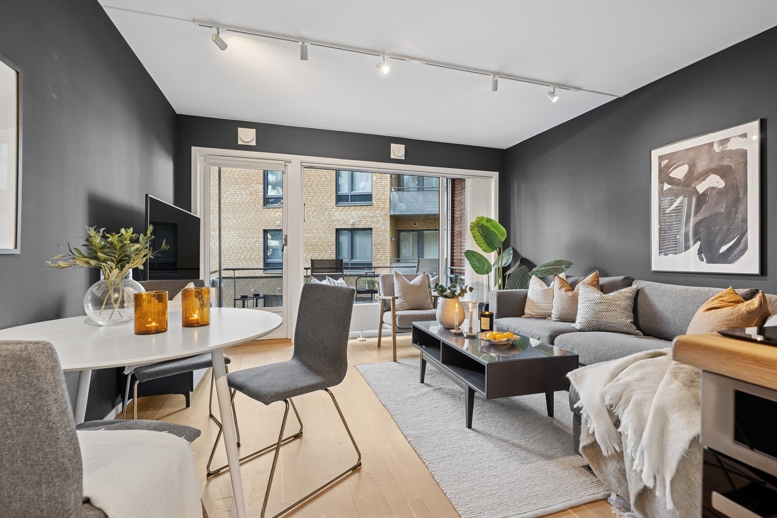 Romslig stue med plass til sofagruppe og spisegruppe. Galleribilde