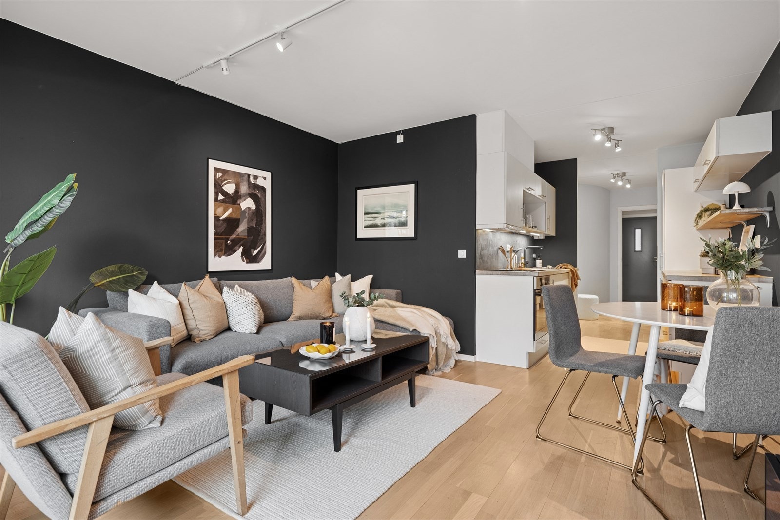 Kjøkkenet og stuen ligger i en sosial og åpen løsning med flere møbleringsmuligheter. Galleribilde