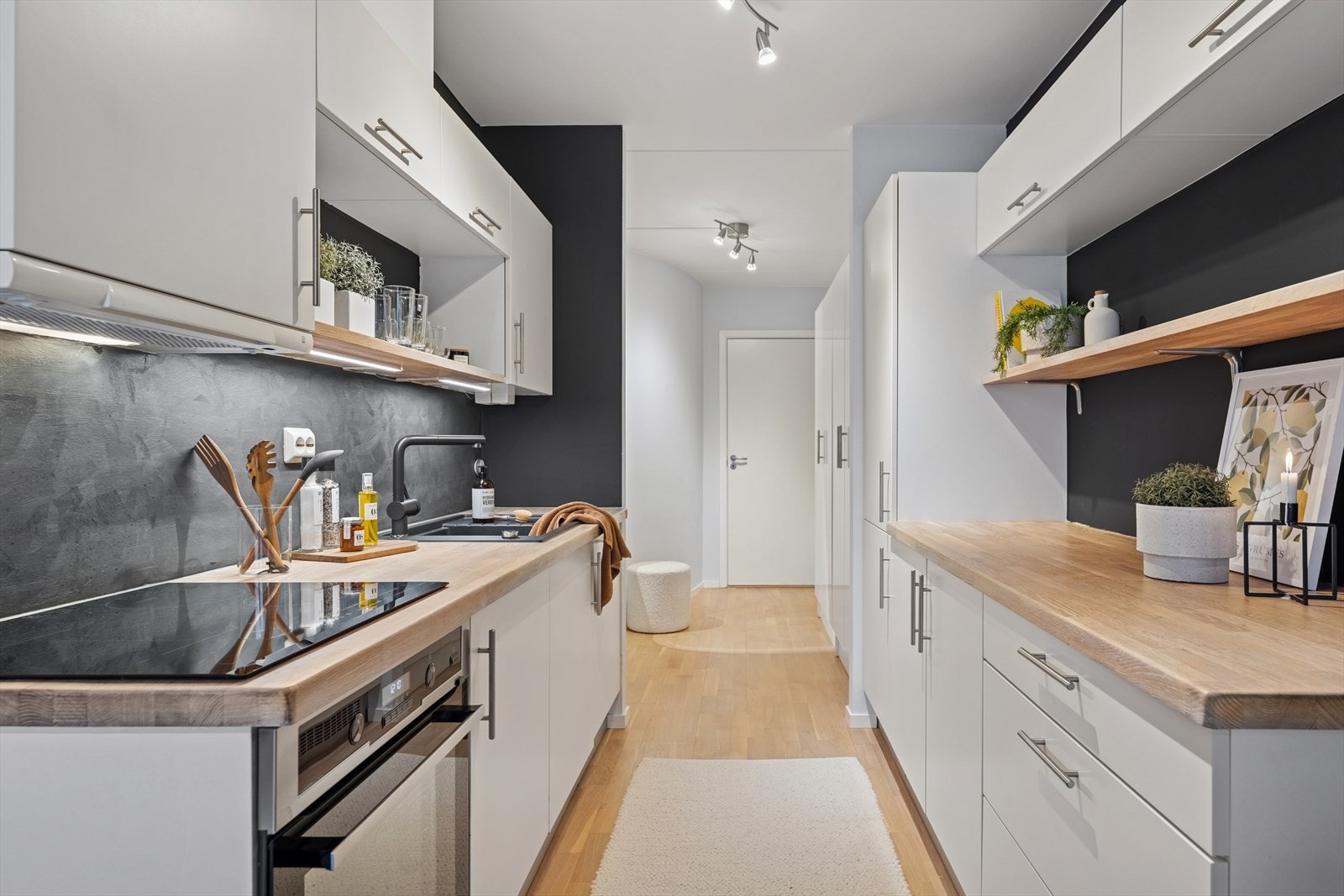 Leiligheten er gjennomgående og har trestavsparkett. Galleribilde