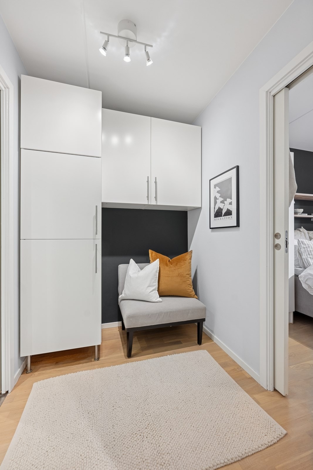 Mellom soverommet og badet er den praktisk gang hvor det er ytterligere plass for oppbevaring. Galleribilde