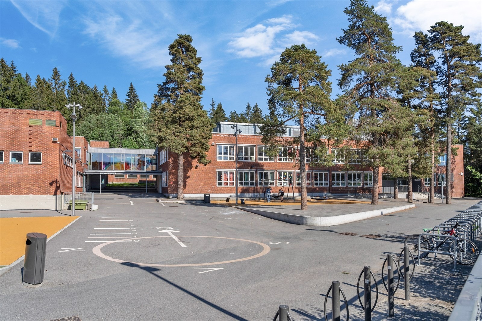 Tonsenhagen barneskole ligger 100 meter fra boligen. Galleribilde