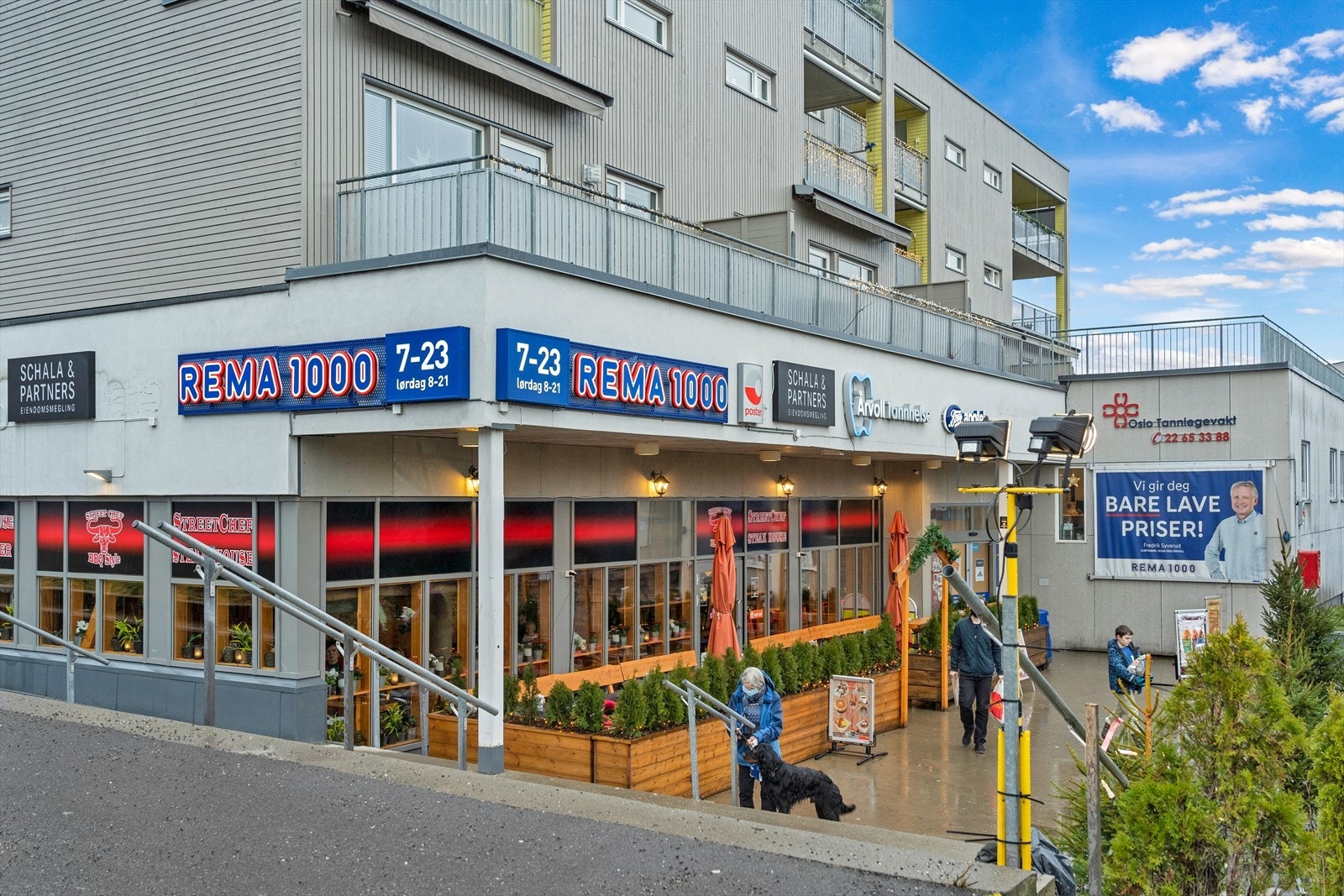 Det er også kort vei til Rema 1000 på Årvoll Galleribilde