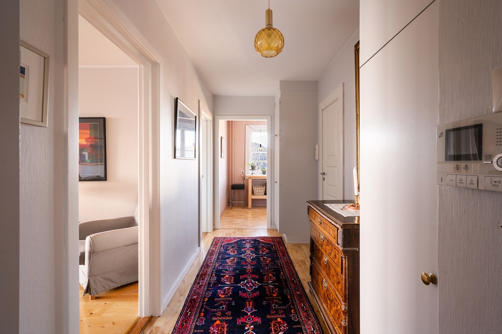 Her er det god plass til oppbevaring av sko og yttertøy. Den funksjonelle gangen knytter rommene sammen på en sømløs måte. Galleribilde