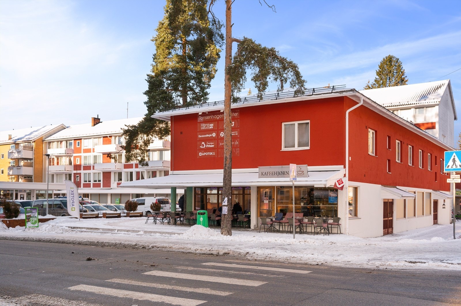 Tonsenhagen torg ligger i nærhet og er området godt dekket med busstransport hvilket gjør tilgangen til større tilbud på Linderud senter eller resten av byen svært enkel! Galleribilde