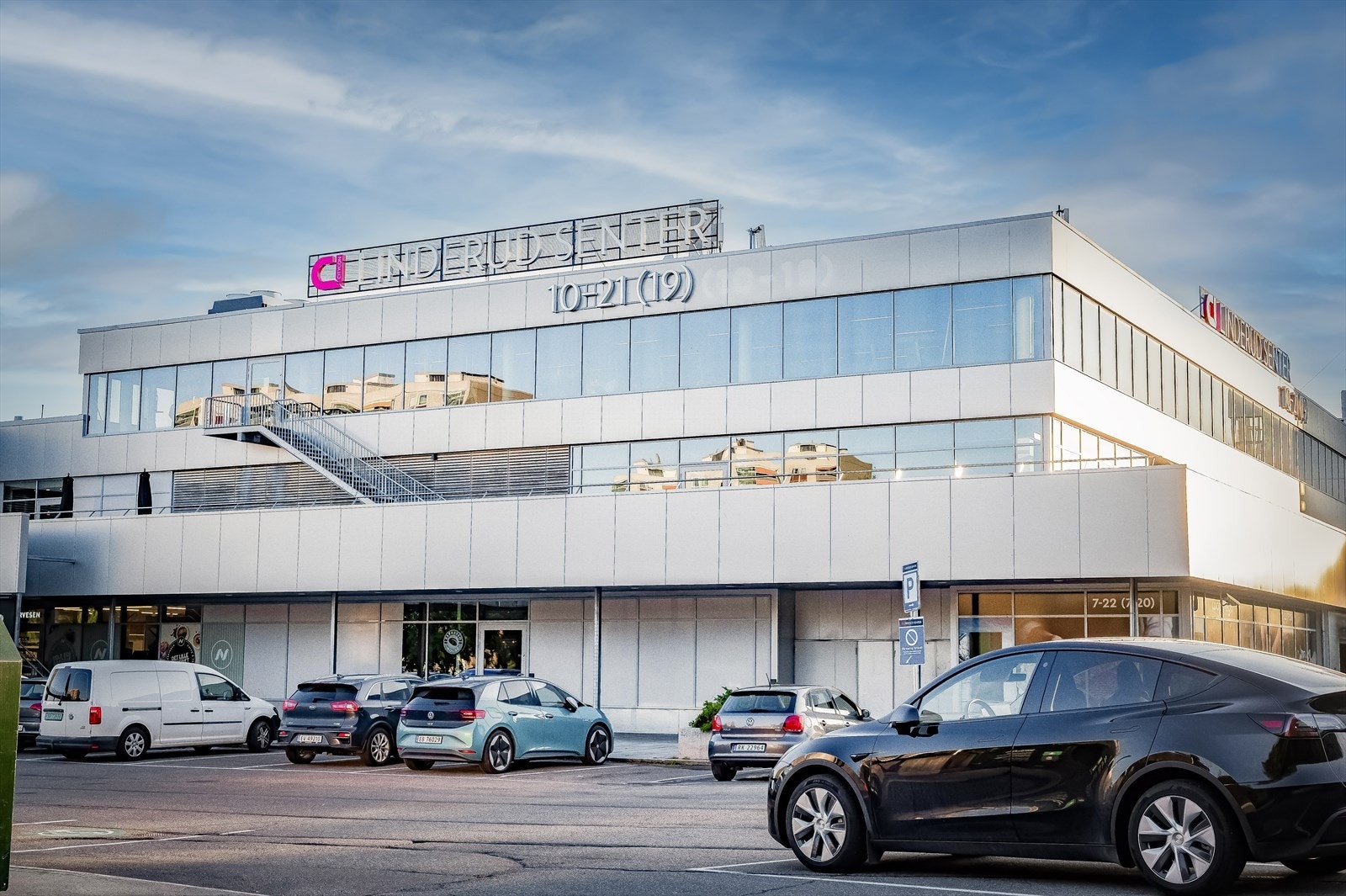 Ytterligere servicetilbud finnes på Linderud senter med ca. 60 + butikker Galleribilde