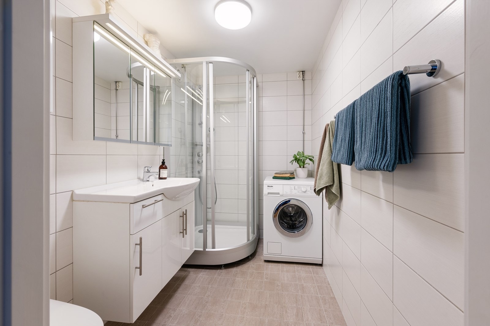 Badet er renovert i 2015 av Obos Prosjekt og S-Bygg. Oppgraderingen inkluderte nye tettesjikt, membran, sluk og soilrør i sameiets regi. Galleribilde