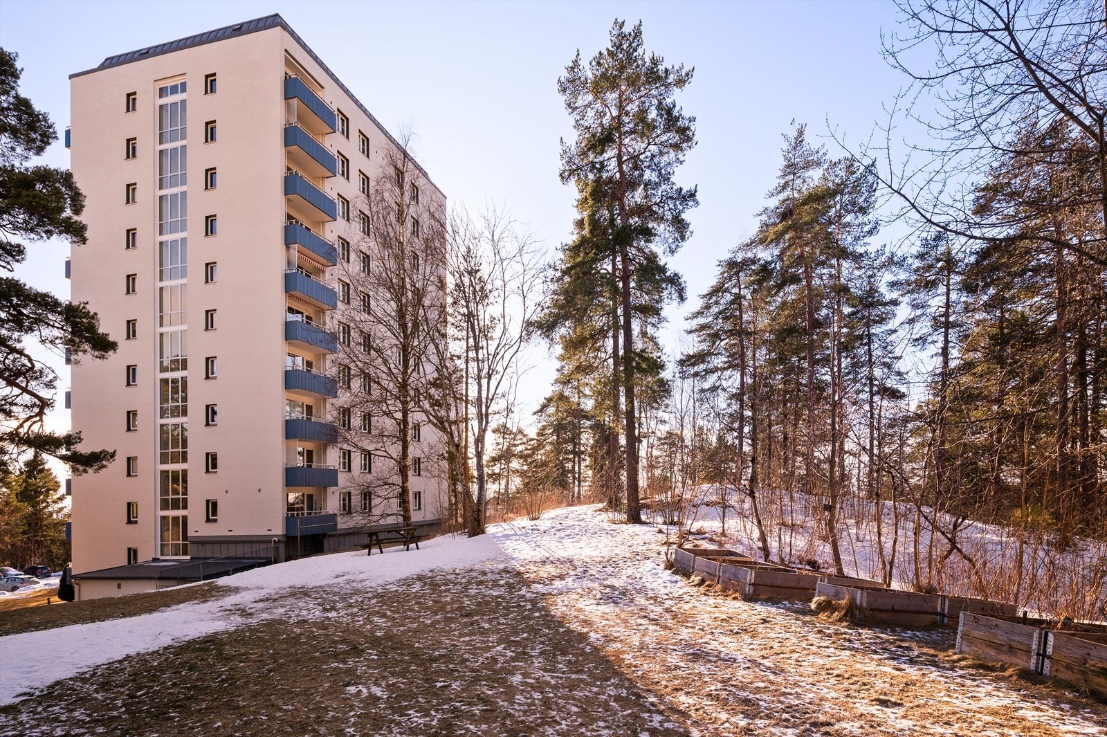 Det er mulighet for å leie fast parkeringsplass etter søknad til styret. Galleribilde
