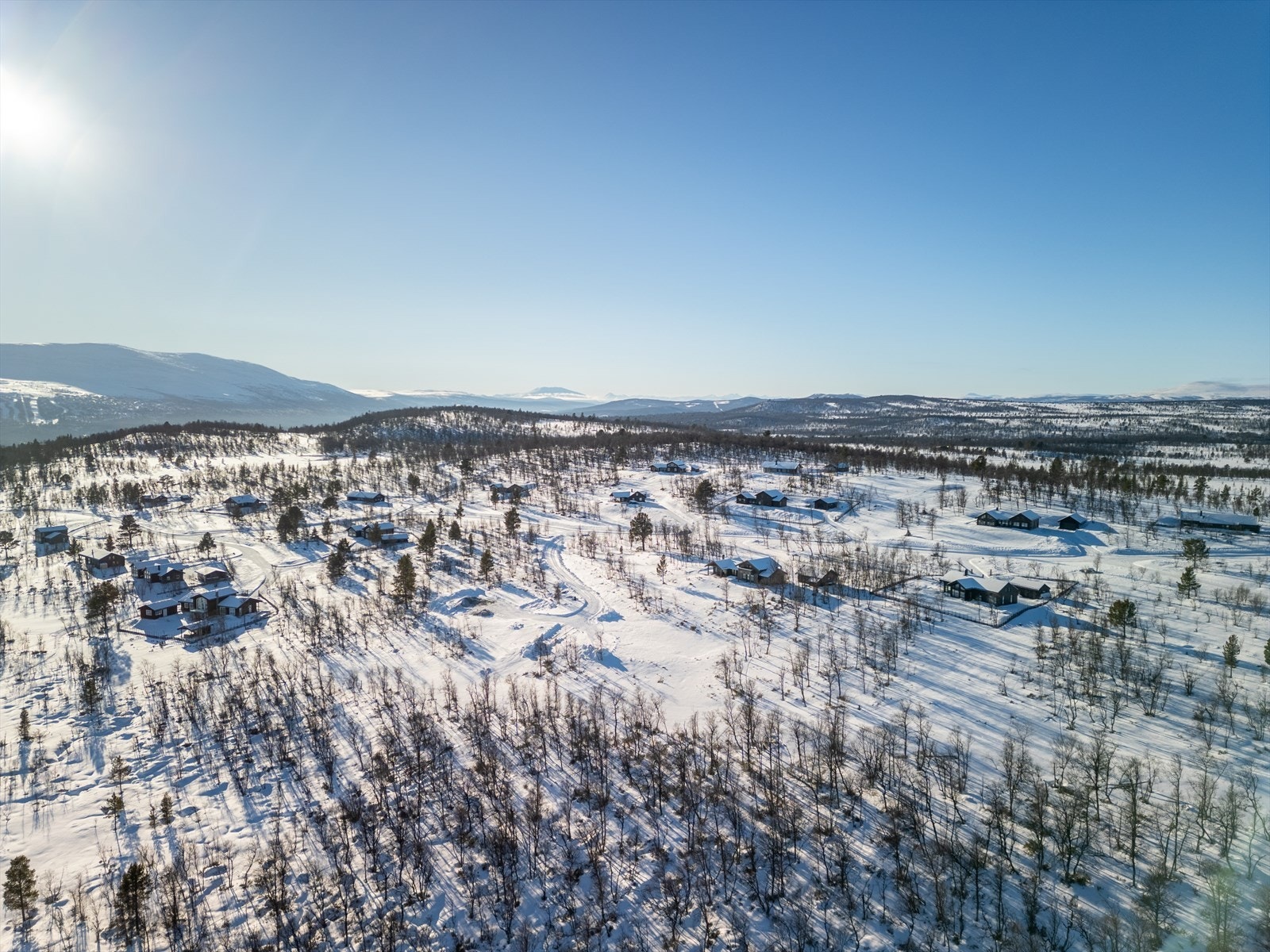 En flott, byggeklar hyttetomt på 2 mål, beliggende 803 meter over havet, kun 10 minutter kjøring fra Røros sentrum. Galleribilde