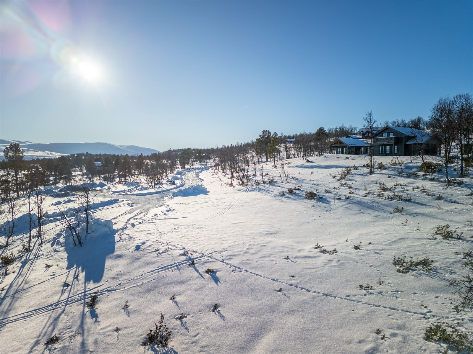 Alt av vei, vann, kloakk, fiber mv. er på plass. Tomta ligger i en stikkvei, uten gjennomgangstrafikk Galleribilde