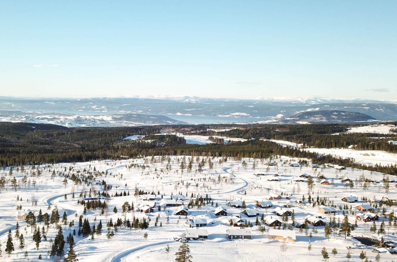 Dronefoto mot vest Galleribilde