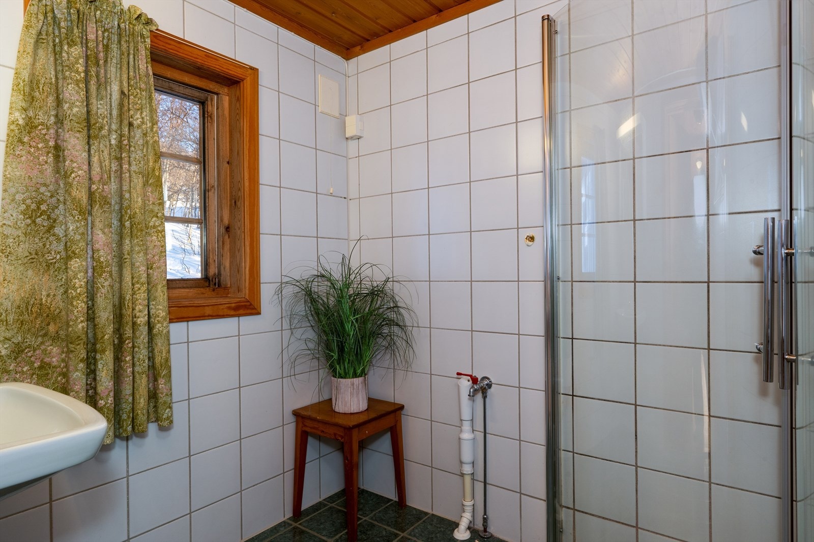 Baderom 2. er utstyrt med dusjhjørne, vegghengt vaskeservant, og
uttak for vaskemaskin. Galleribilde