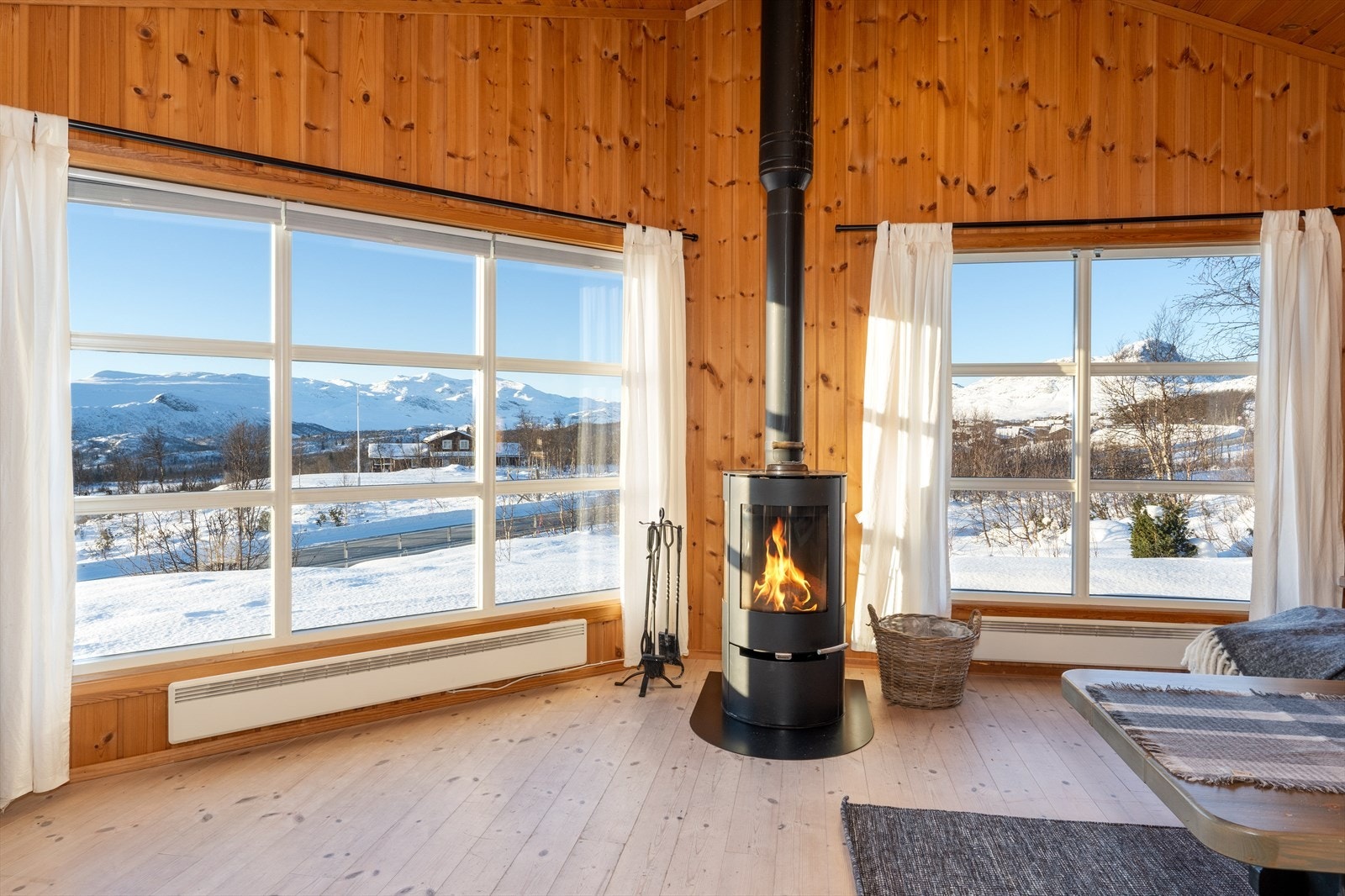 Hytten har en fantastisk utsikt som kan nytes fra alle rom. Galleribilde