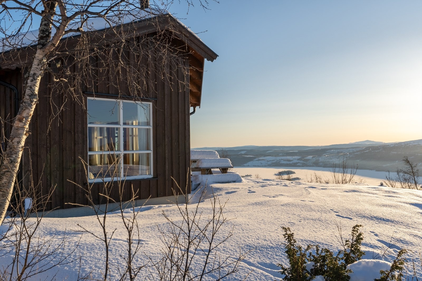 Fra hytten har man nydelig utsikt ut mot Øyangen, Raudalen, Bitihorn og Slettefjell. Galleribilde