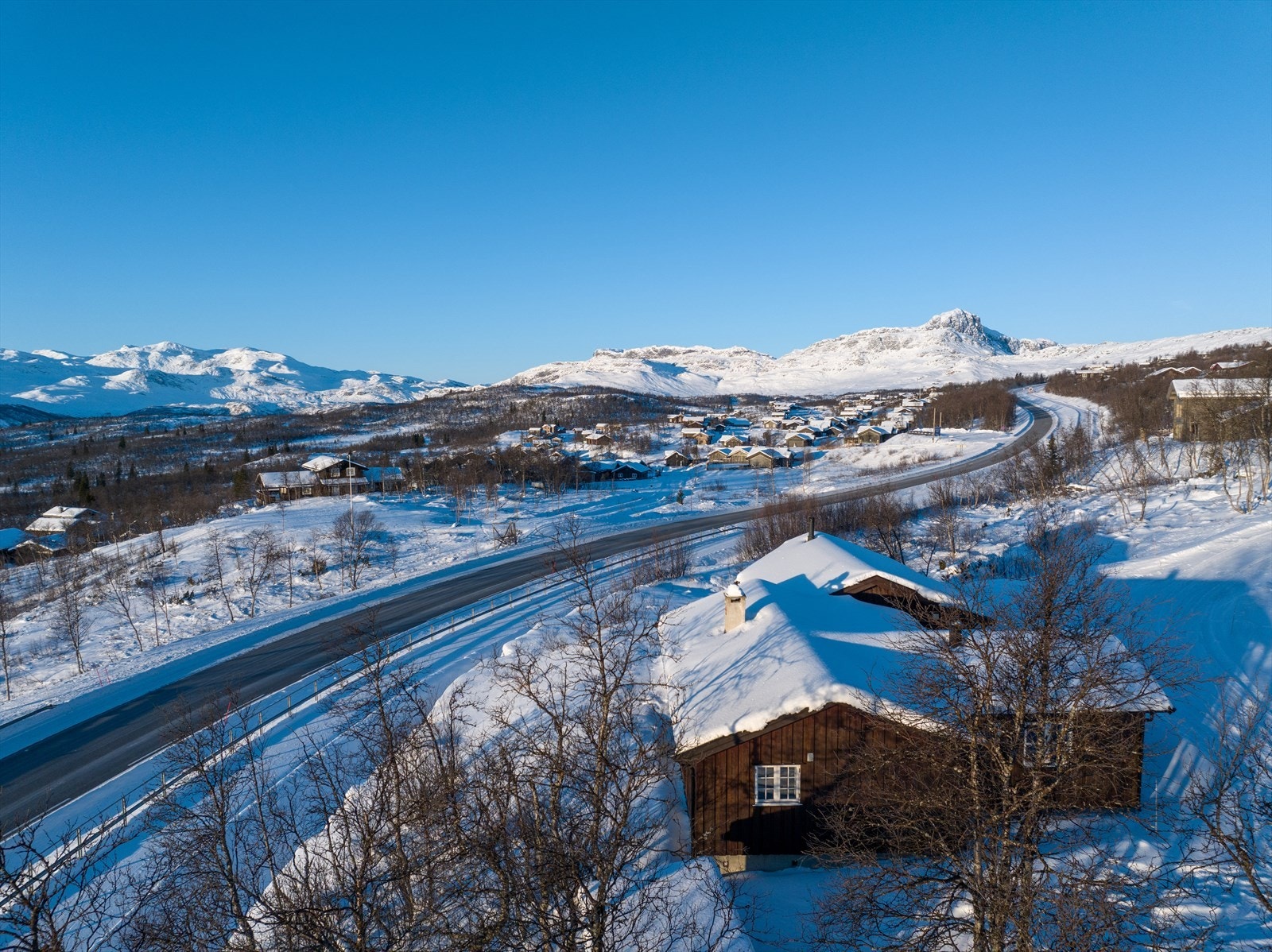 Velkommen til Rabbevegen 19 - en tradisjonell hytte med fantastisk beliggenhet ved porten til Jotunheimen. Galleribilde