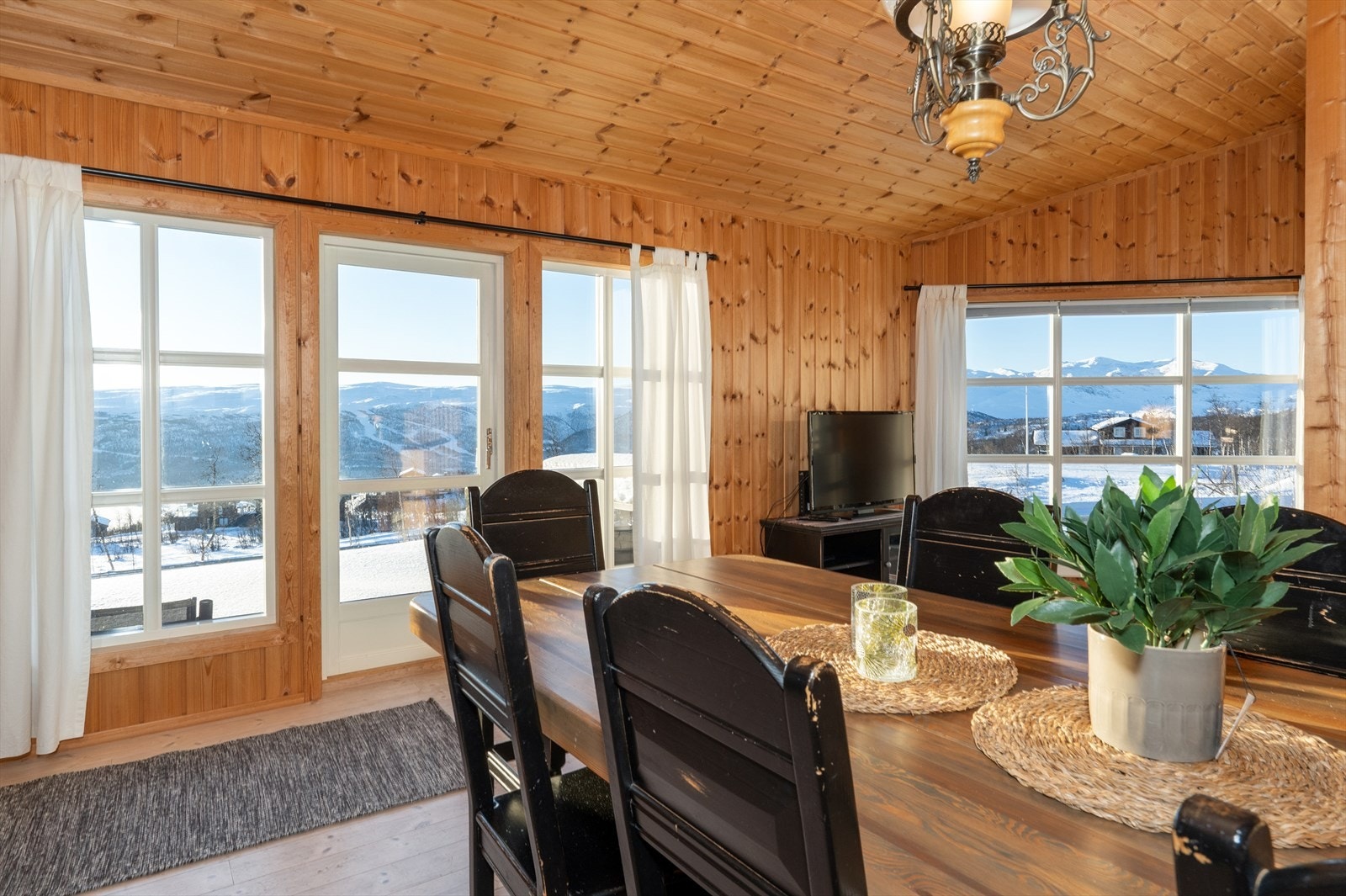 Fra spisebordet kan man se over til Raudalen og Slettefjell. Galleribilde