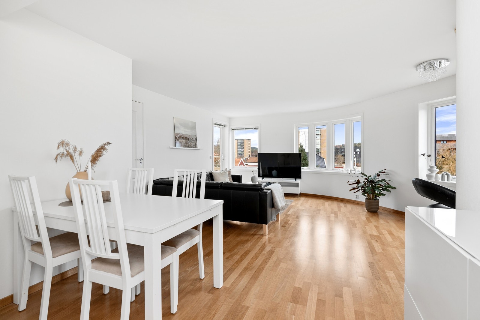 - Stilig planløsning med flere vinduer i stuen | God plass til både sofagruppe og spisebord - Galleribilde