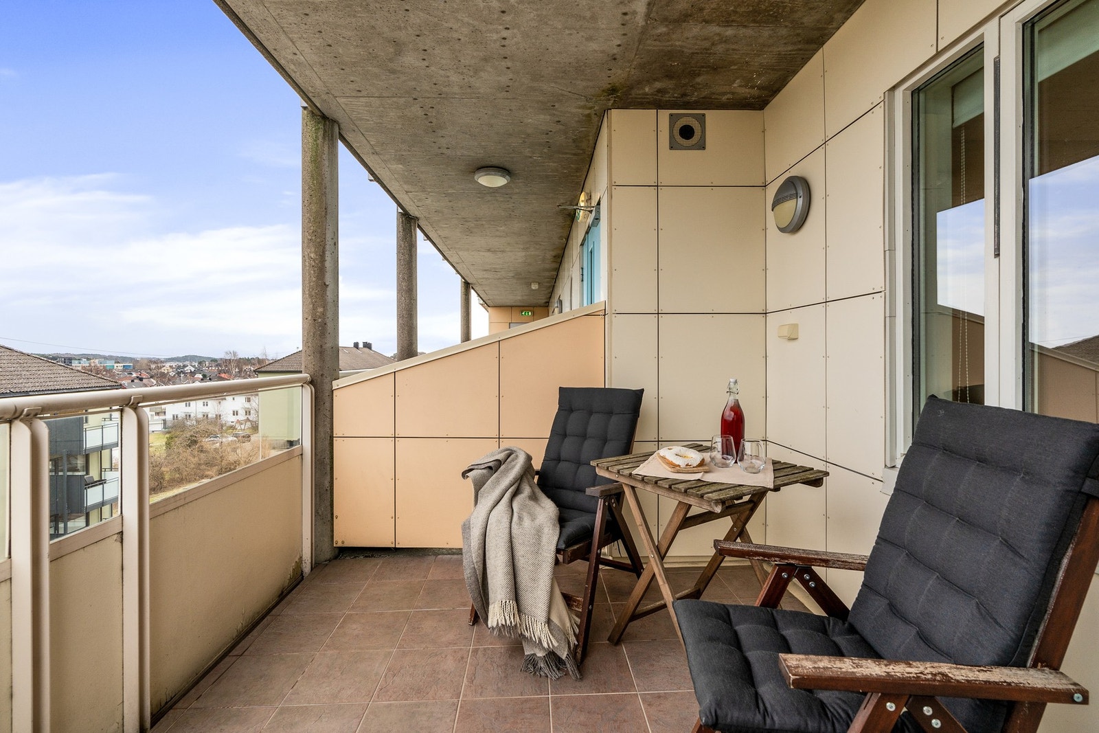 - Her også fine solforhold og plass til utemøbler - Galleribilde