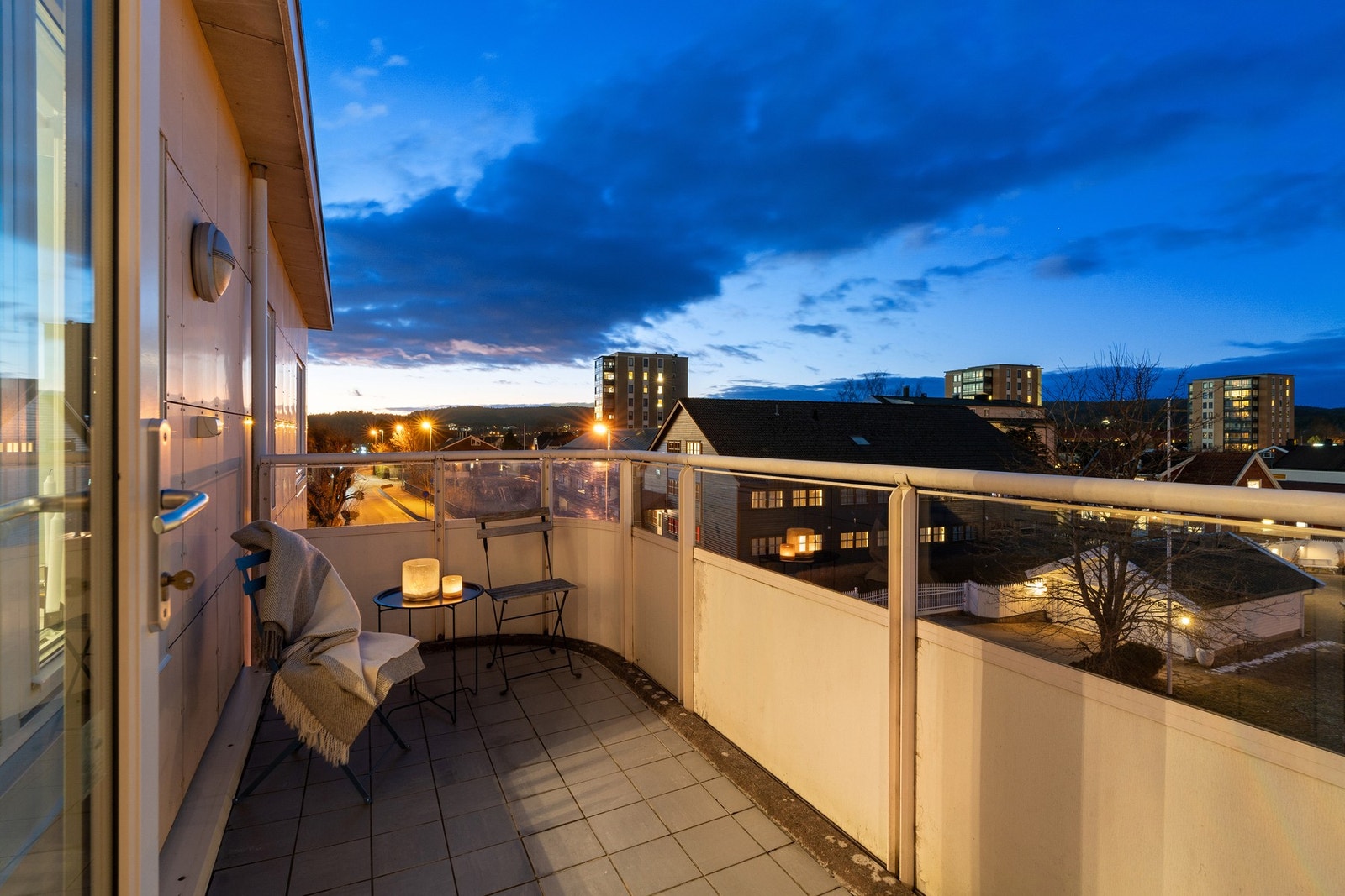 - Leiligheten har to solrike balkonger | Her kan man nyte fine solforhold - Galleribilde