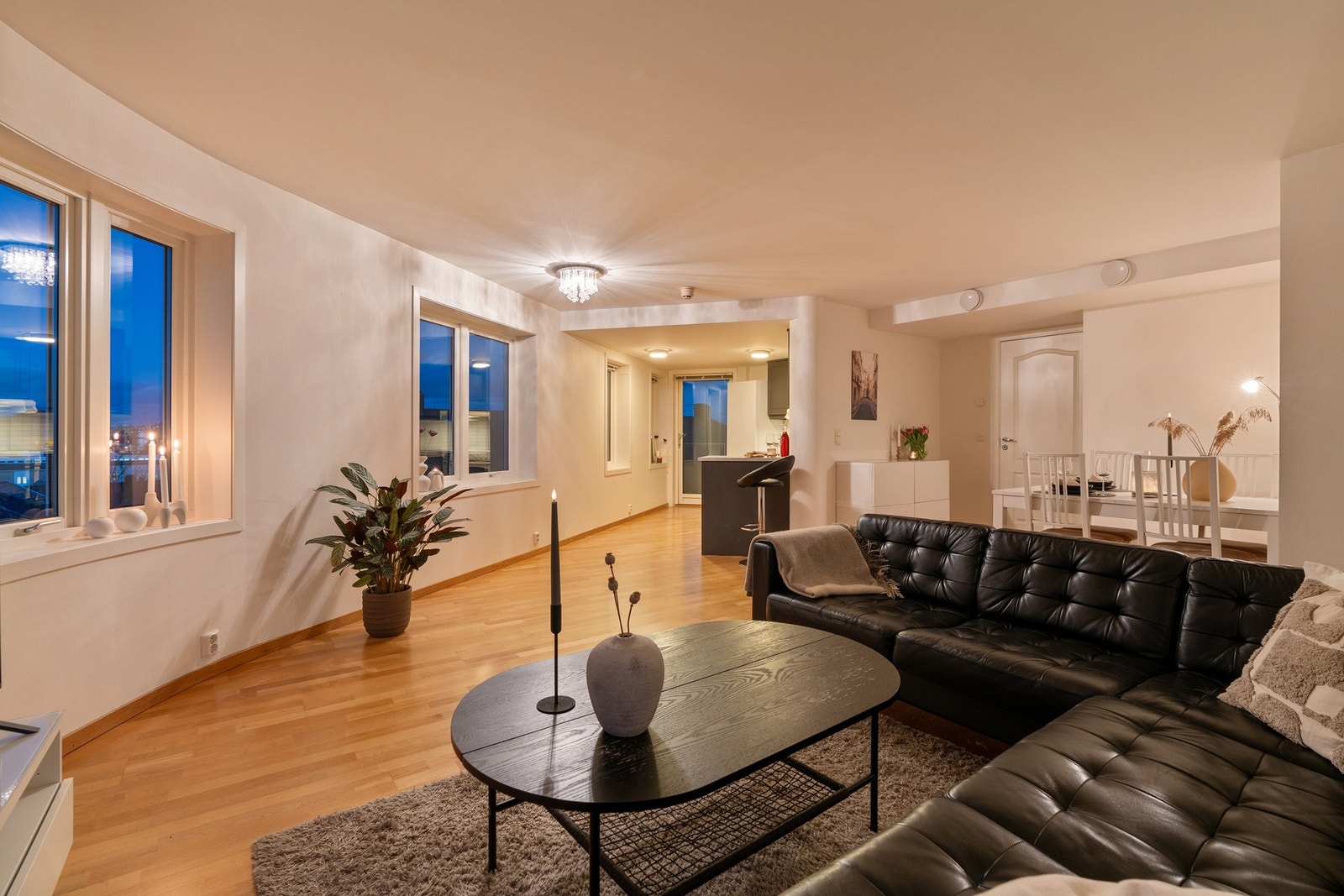 - Leiligheten ligger i byggets 4.etasje med heis som tar deg fra parkeringskjelleren og opp til aktuelle etasje - Galleribilde