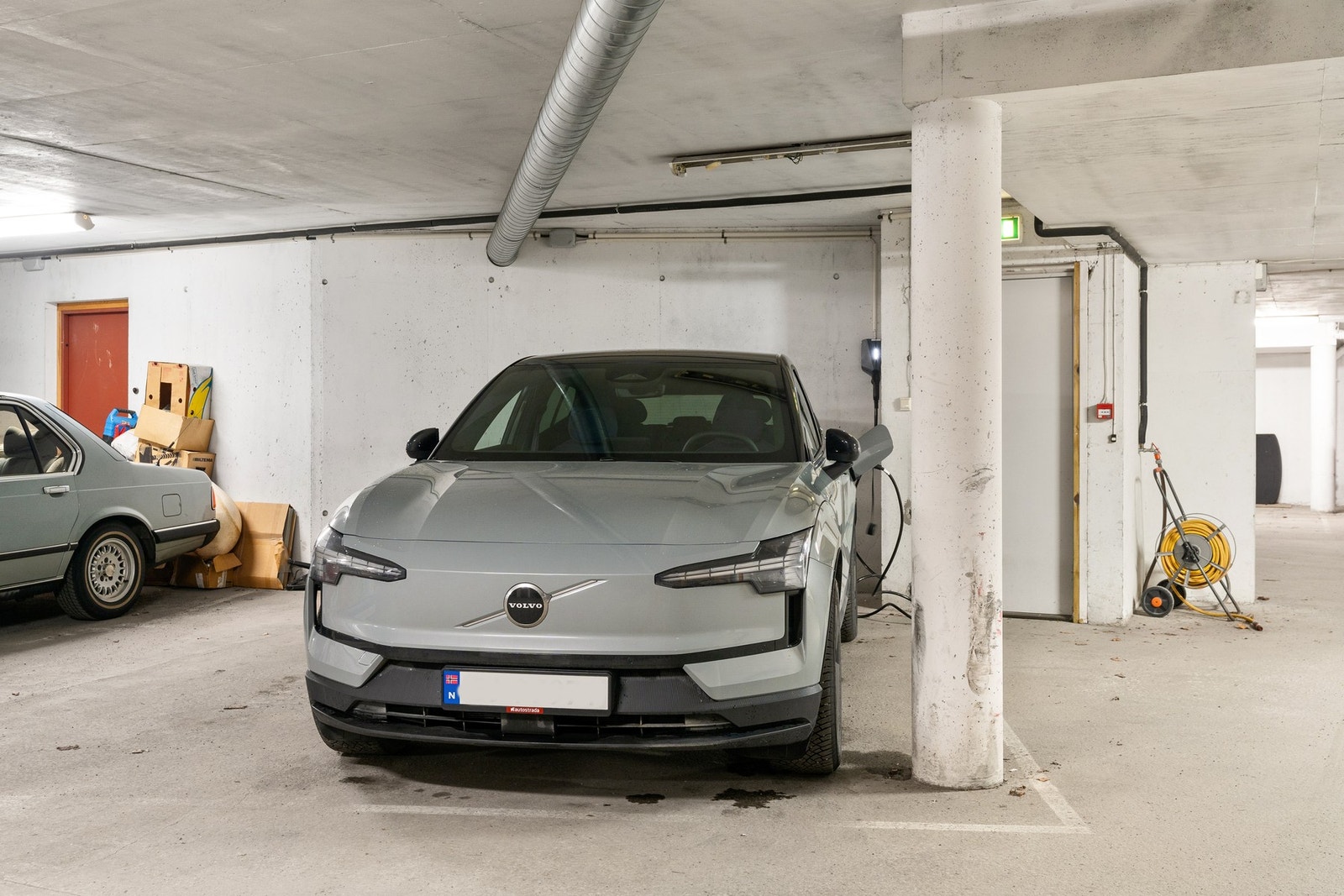 - Egen garasjeplass i lukket anlegg, hvor det er installert lader til el-bil - Galleribilde
