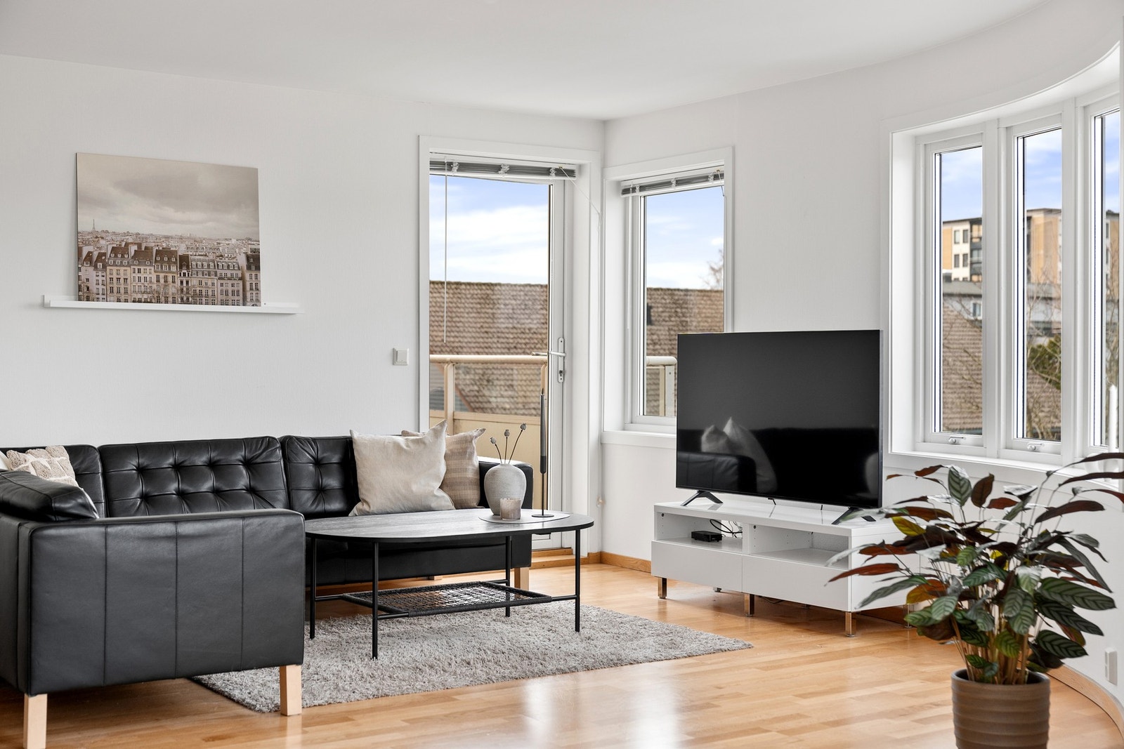 - Fra stuen er det direkte utgang til egen balkong | Her har du fine solforhold og utsikt over Lund - Galleribilde