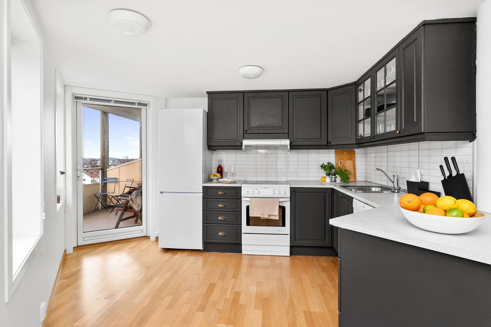 - Fra kjøkkenet er det utgang til den andre balkongen - Galleribilde