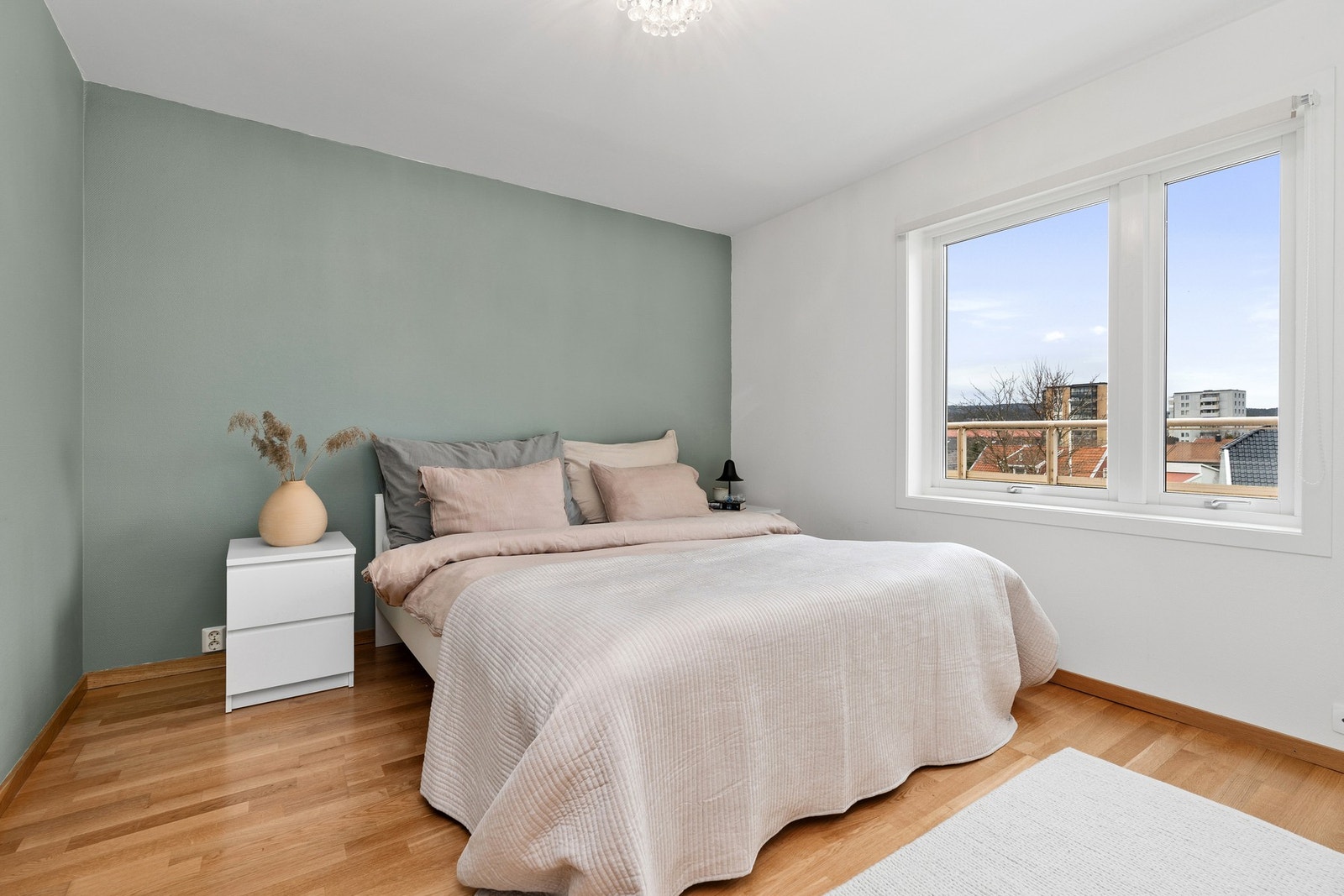 - Leiligheten har to soverom | Hovedsoverommet er av meget romslig størrelse med plass til gode garderobeløsninger - Galleribilde