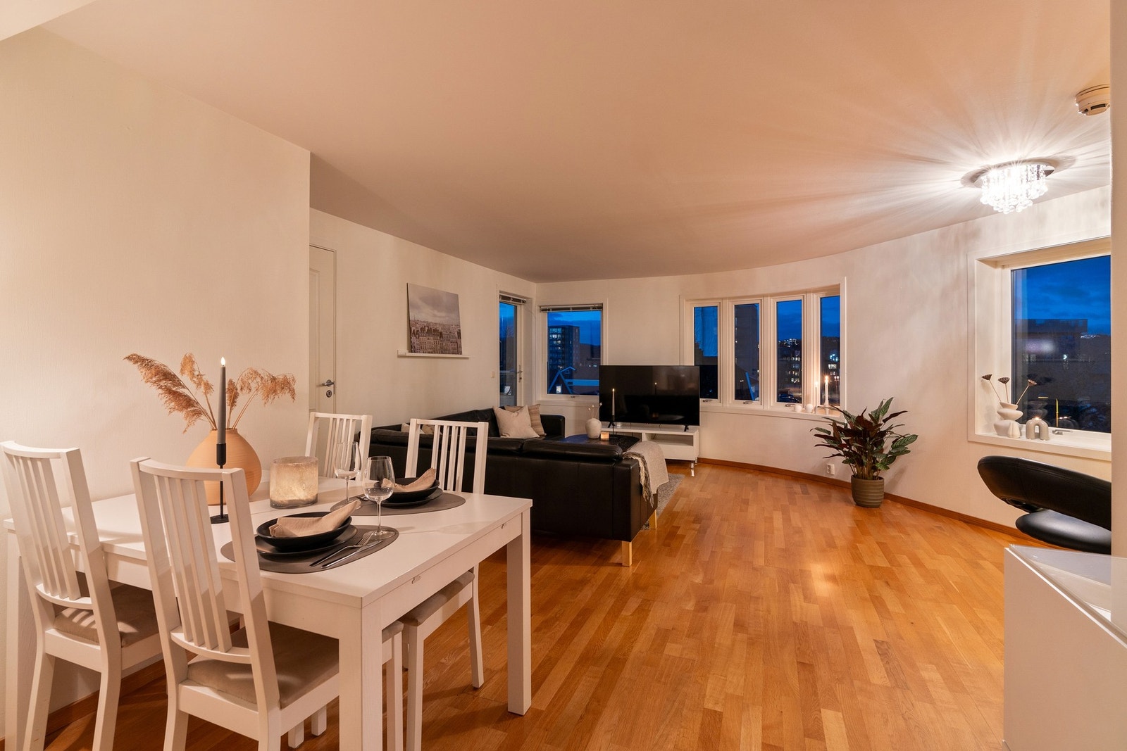 - Herlig kveldsstemning i leiligheten - Galleribilde