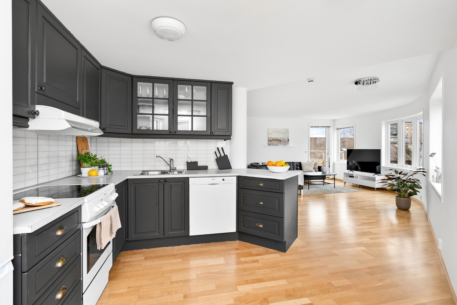 - Velholdt kjøkken som er blitt malt i senere tid - Galleribilde