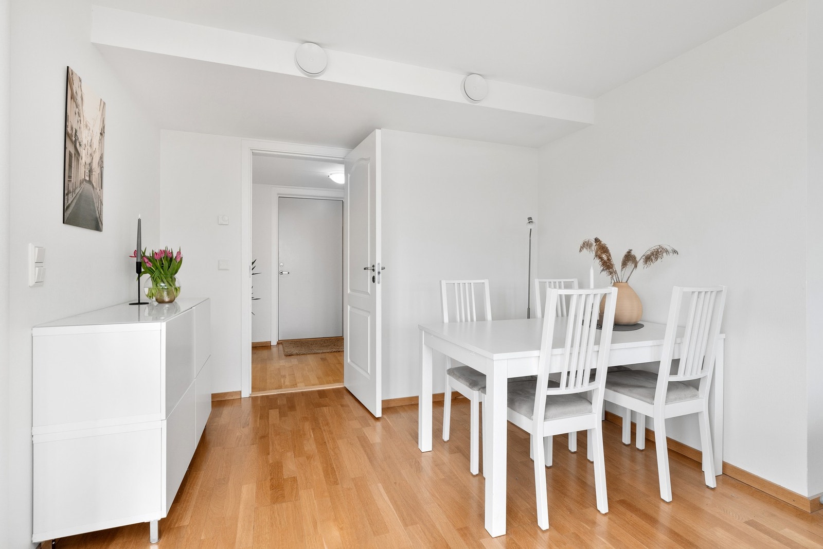 - Egen sone i stuen som gir plass til spisebord - Galleribilde