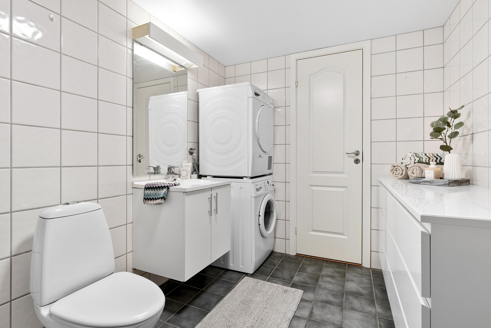 - Pent helfliset bad med praktisk opplegg for både vaskemaskin/trommel | Praktisk innvendig bod også - Galleribilde