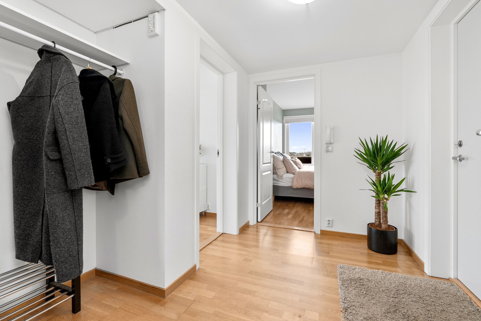 - Velkommen inn | Gangen gir deg et godt første inntrykk med mye lysinnslipp fra stuen - Galleribilde