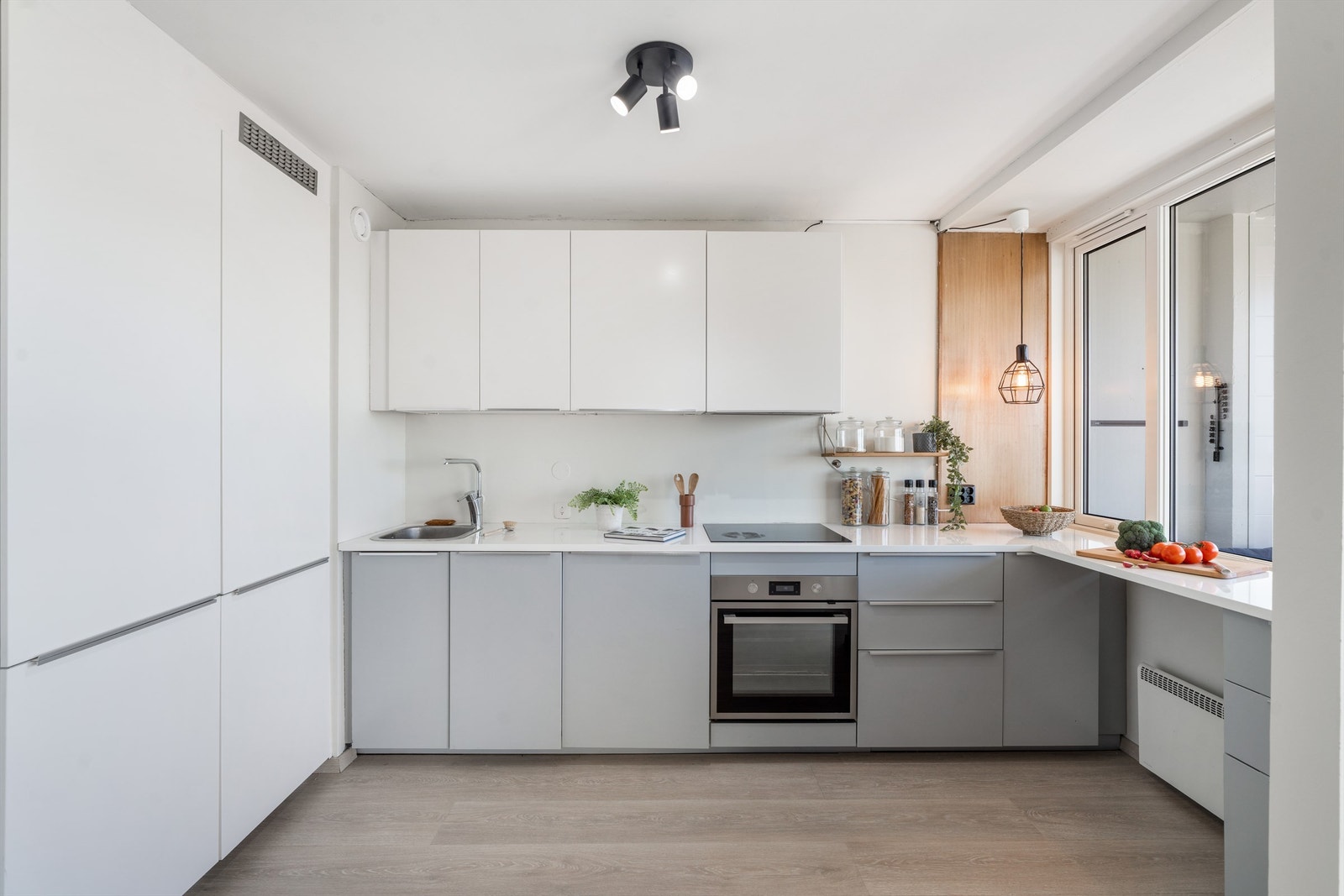 Kjøkken med integrerte hvitevarer, laminat benkeplate og glatte fronter. Galleribilde