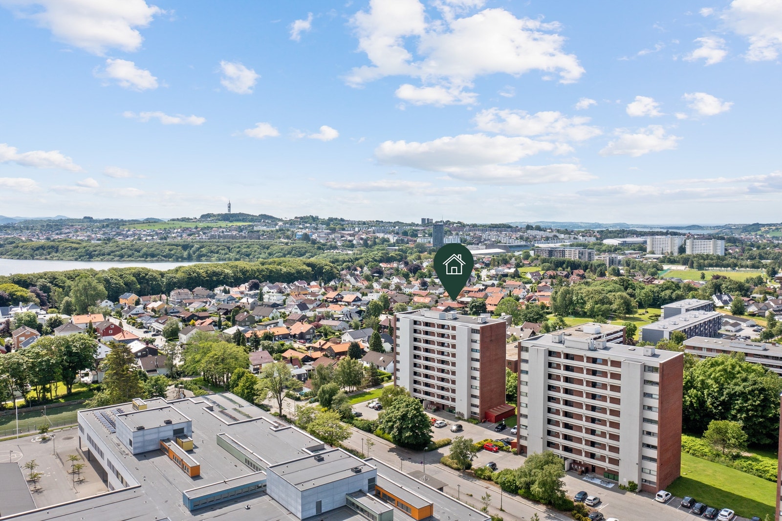 Det er gode parkeringsmuligheter foran blokken. Galleribilde