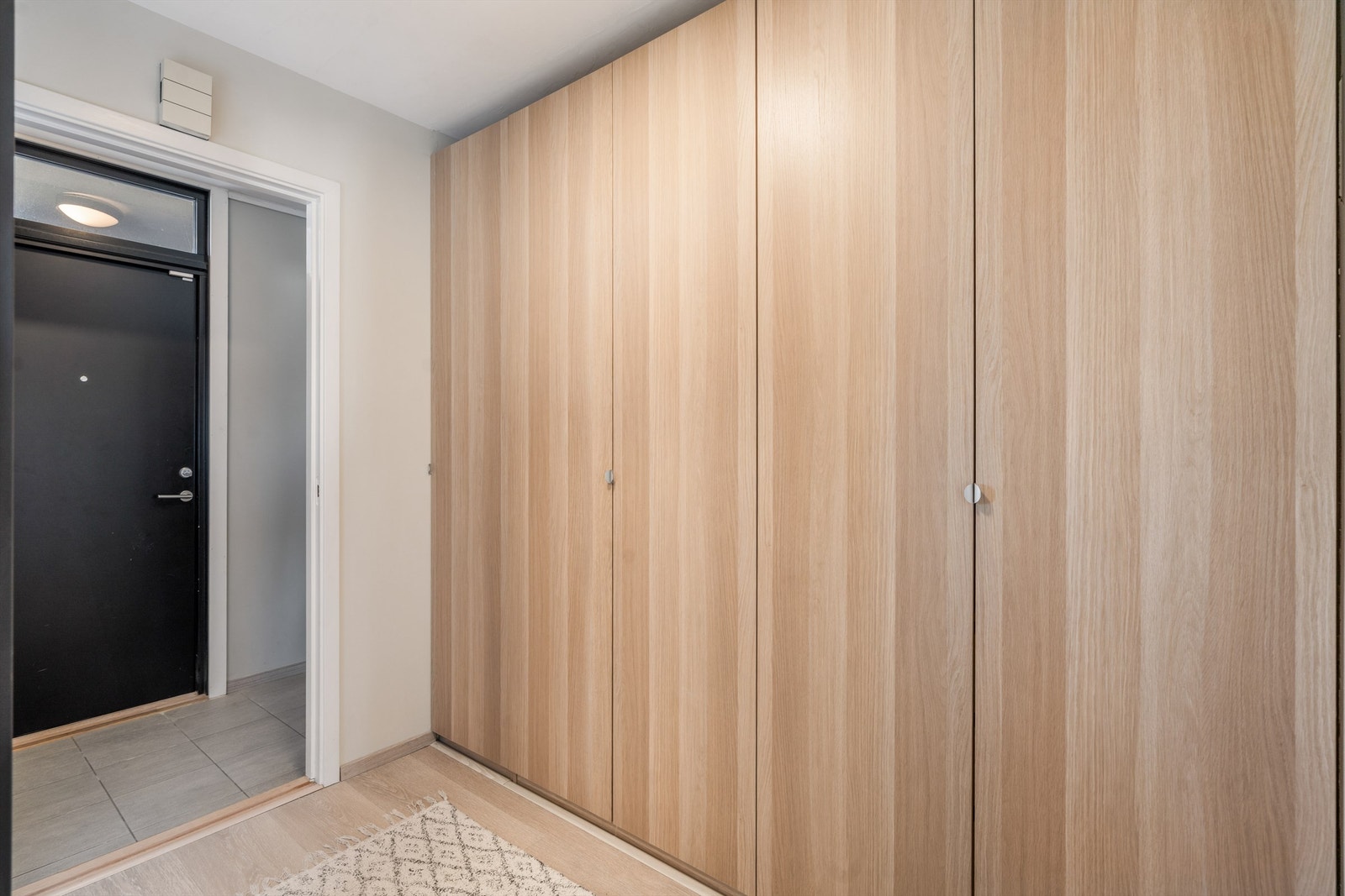 Romslige garderober med gode oppbevaringsmuligheter i gangen. Galleribilde