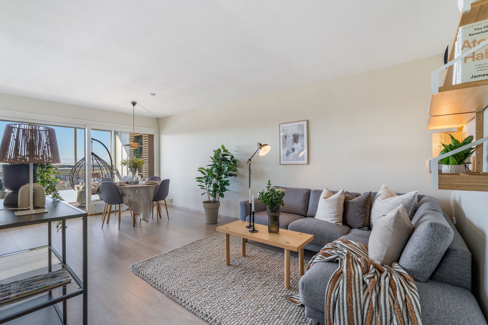 Romslig og lys stue. Galleribilde